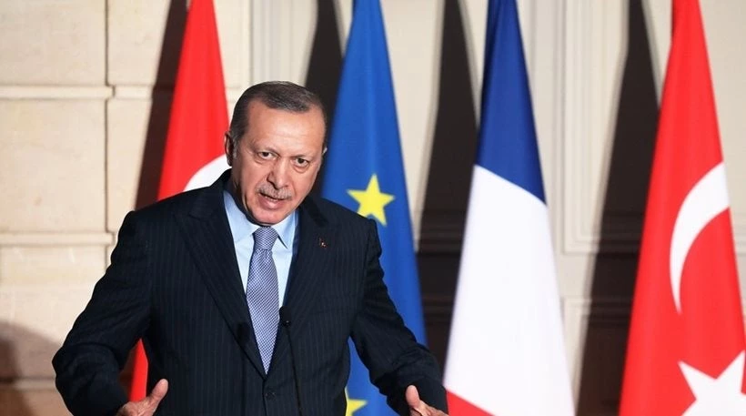 Τα «νταηλίκια» του Ρετζέπ – Η στιγμή που «στολίζει» τον Γάλλο δημοσιογράφο – Βίντεο